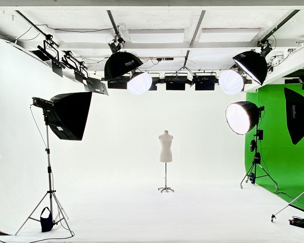 Studio-1-weiß-mit-Mannequin-und-Studiolicht-1MB