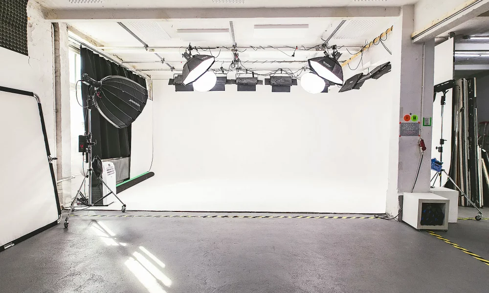 Studio fuer Film und Foto-Lichtequipment inklusive-webp