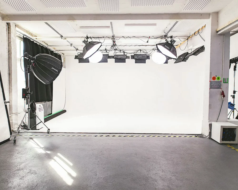 Studio fuer Film und Foto-Lichtequipment inklusive-webp